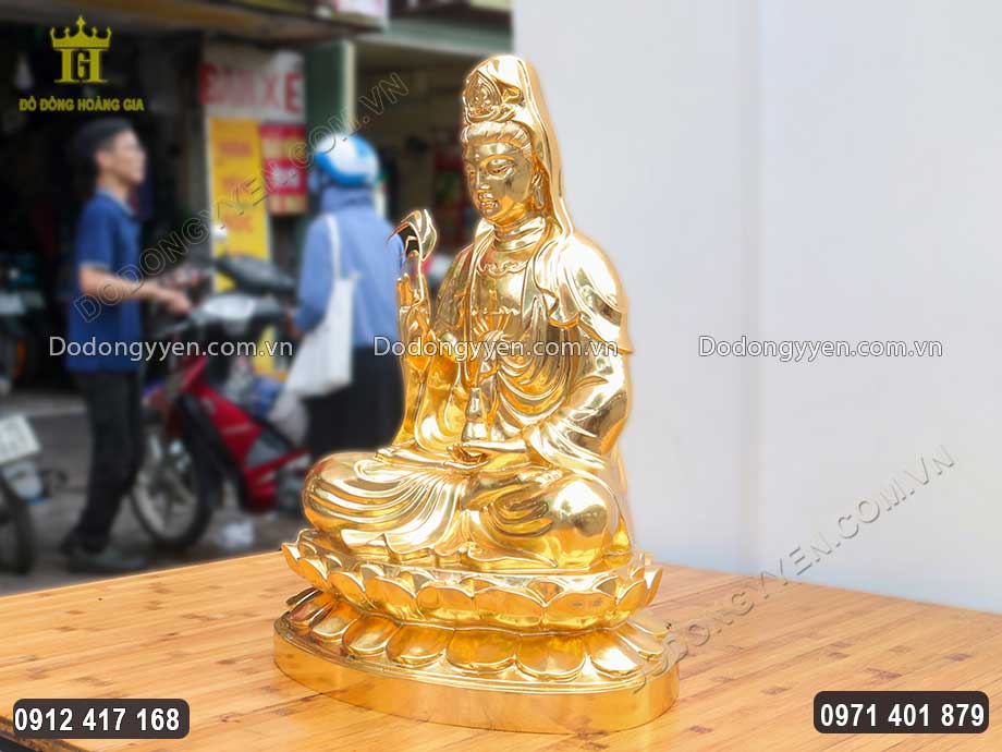 Bức tượng đồng n&ecirc;n được đặt tr&ecirc;n cao tại những nơi tho&aacute;ng, sạch